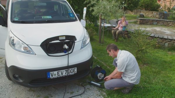 Andrea und Frank Mueller im Urlaub mit gebrauchtem E-Bus c MDR DOKfilm