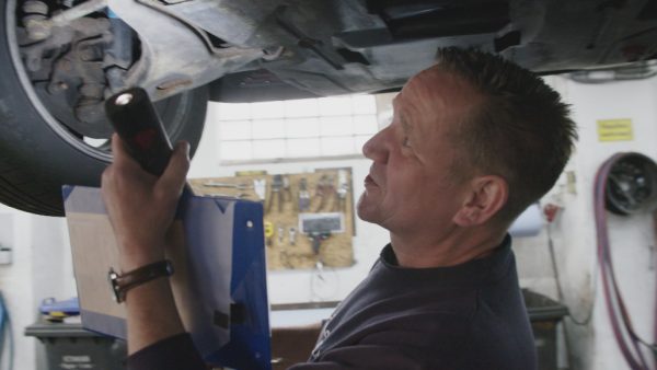 Jens Otto in seiner Kfz-Werkstatt in Arnstadt c MDR DOKfilm