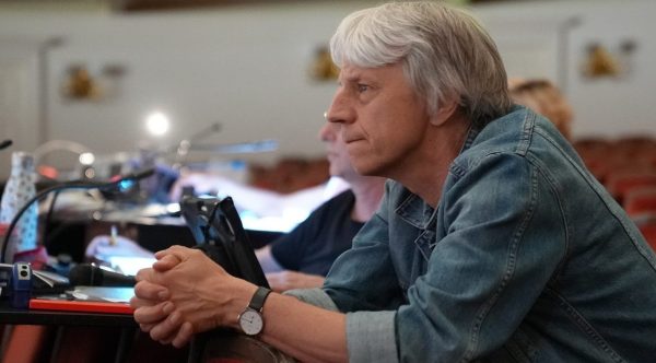 Andreas Dresen sitzt am Regiepult.