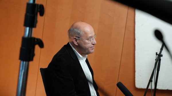 Gregor Gysi bei einem Interview.