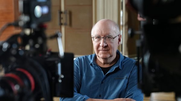 Journalist Peter Wensierski während eines Interviews. Er blickt in die Kamera, die im Vordergrund zu sehen ist.
