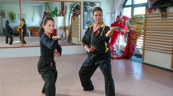 Mai Duong Kieu und Katarina Witt beim Kung Fu Training in Chemnitz© MDR 2024 Mai Duong Kieu und Katarina Witt in schwarzer Trainingskleidung beim Kung Fu Training in Chemnitz.