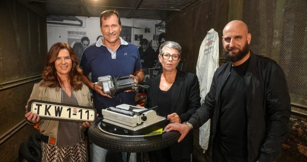 Katarina Witt, Lars Riedel, Agnieszka Kubicka-Dzieduszycka und Martin Maleschka in Chemnitz© MDR 2024 Katarina Witt, Lars Riedel, Agnieszka Kubicka-Dzieduszycka und Martin Maleschka stehen in einer Garage in Chemnitz.