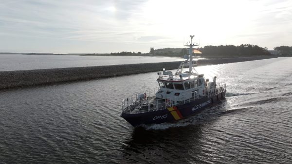 Ein Schiff der Bundespolizei unterwegs. Ein Schiff der Bundespolizei ist auf dem Wasser unterwegs.