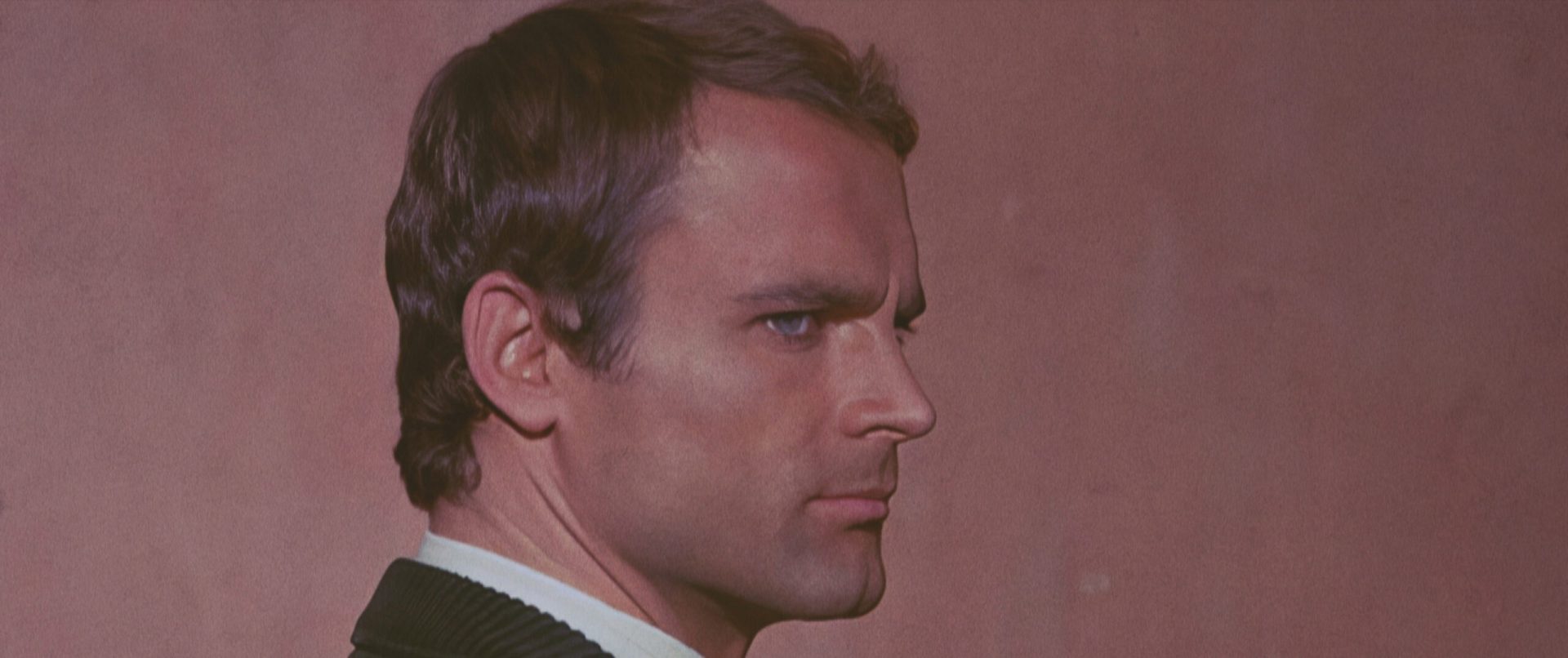 Der Schauspieler Terence Hill als junger Mann im seitlichen Profil.